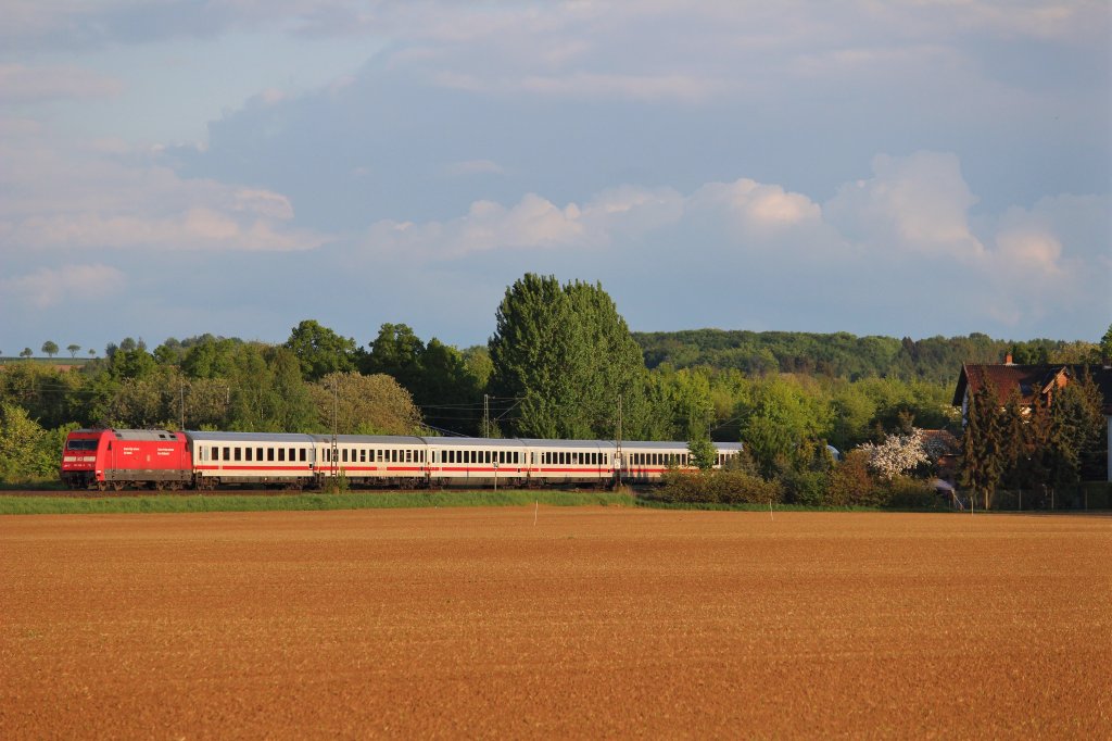Am 12.Mai 2013 schob 101 108 den IC 2174 bei Burgstemmen nach Kassel-Wilhelmsh�he.