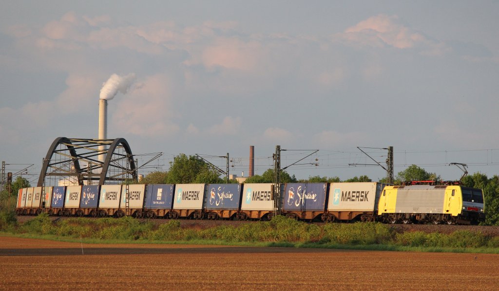 Am 12.Mai 2013 war Dispo 189 931 mit einem Containerzug bei Burgstemmen (KBS 350) auf dem Weg Richtung Sden.