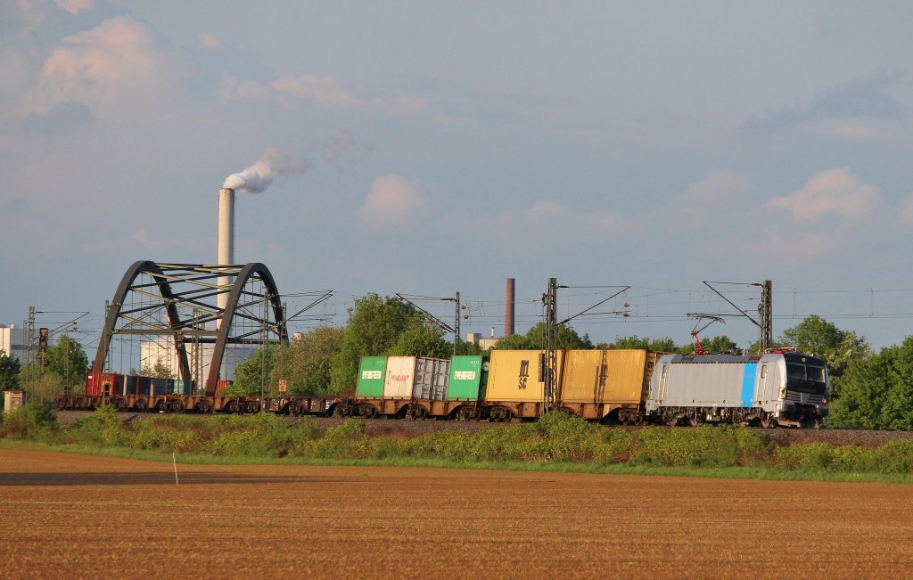 Am 12.Mai 2013 war RP 193 805 bei Burgstemmen mit einem mig ausgelasteten Containerzug auf dem Weg Richtung Sden.