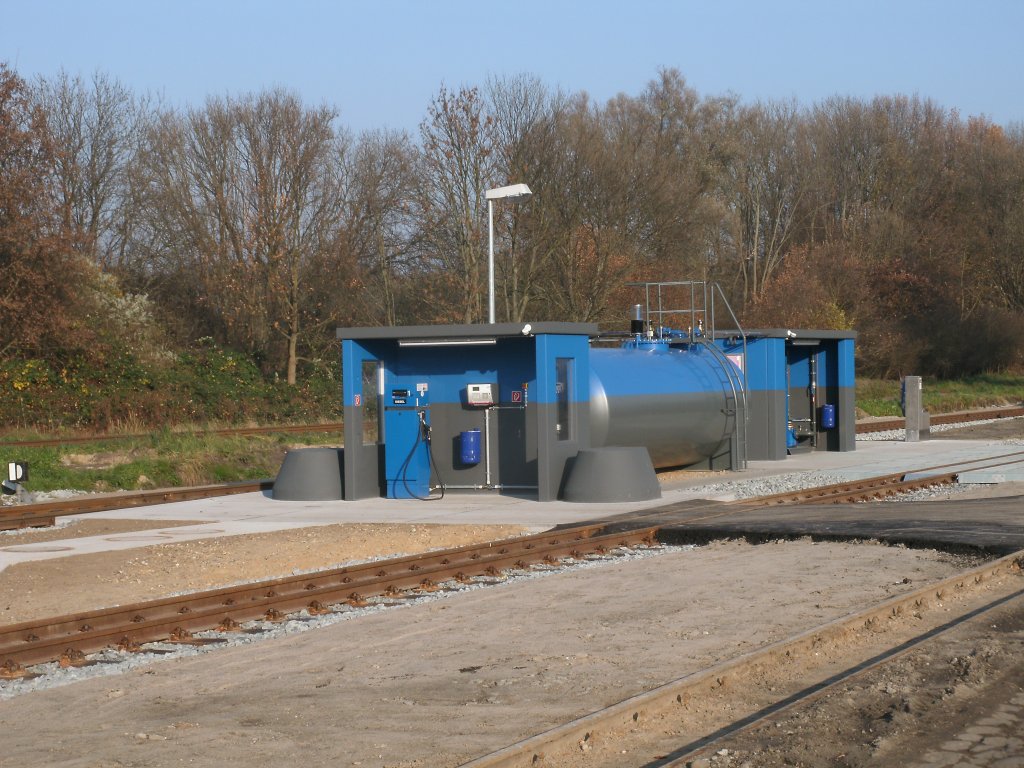 Am 12.November 2011 sah die Gemeinschafstankstelle von Regel-und Schmalspurbahn in Putbus so aus.