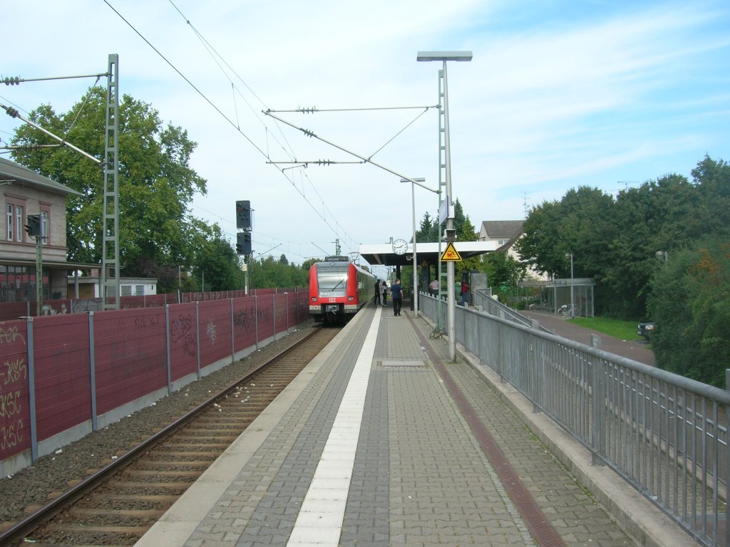 Am 12.September 2010 verlsst eine S3 gerade den Bahnhof Wixhausen. 
