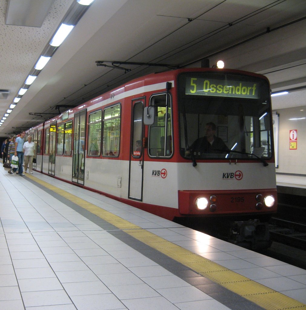 Am 13. Juli 2007 konnte ich TW 2195 unterwegs als Linie 5 mit Ziel Ossendorf in der Haltestelle Appellhofplatz (Briete Strae) aufnehmen. Aufgrund des Rckbaus der provisorischen Wendeanlage an der Haltestelle Dom / Hauptbahnhof konnten die Bahnen dort nur am Bahnsteig wenden. Das whre fr drei Linien zu eng geworden. Die Linien 6+19 fuhren whrend des Rckbaus weiter zur Haltestelle Dom / Hauptbahnhof mit Wenden am Bahnsteig. Die Linie 5 wurde zur Wendeanlage unter der Zoobrcke abgeleitet und befuhr ab Friesenplatz wieder ihren normalen Linienweg. Ich habe das Bild jetzt zugeschnitten, weil es wegen Persnlichkeitsrechten, der Personen im linken Bildrand, abgelehnt worden war. 