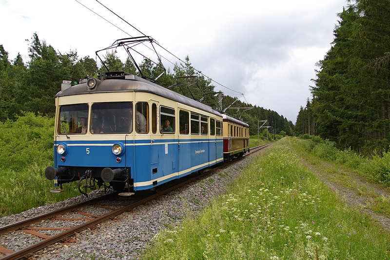Am 13. Juni 2011 war Fahrtag beim Freundeskreis der Trossinger Eisenbahn. Dabei wurden mehrere Fahrten mit T5 und T3 im Doppel gefahren. Hier sind die beiden Triebwagen auf dem Weg zum Staatsbahnhof.