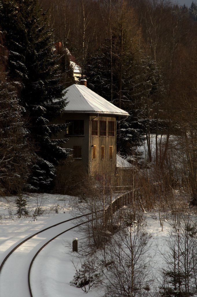 Am 13.01.2013 gegen 14:46  Uhr wurde das inzwischen aufgelassne Stellwerk  in Johanngeorgenstadt abgelichtet. Typischer DR - DDR Nachkreigsneubau. Die Strecke Johanngeorgenstadt - Aue - Zwickau wurde zur zweigleisigen Hauptbahn ertchtigt,Grund waren die Uranerzzge und der Arbeiterberufsverkehr. Ein Insider teilte dem Fotografen mit, es habe frher einen Plan B gegeben und die Uranerzzge htten auch ber die CSSR geleitet werden knnen.Gleise fhren hier nach Potucky.
Zu DR Zeiten fuhren Wintersport Sonderzge aus eim DGZ (Doppestockgliederzug) gebildet von Leipzig Hbf bis Johanngeorgenstadt.