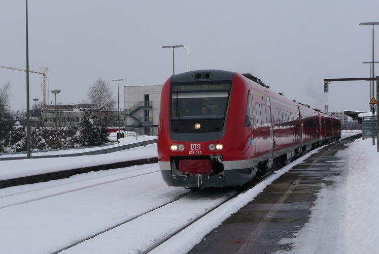 Am 13.02.13 fhrt 612 083 und ein
weiterer 612 mit RE nach Wangen(Allgu)/
Oberstdorf aus Kempten(Allgu)Hbf aus.