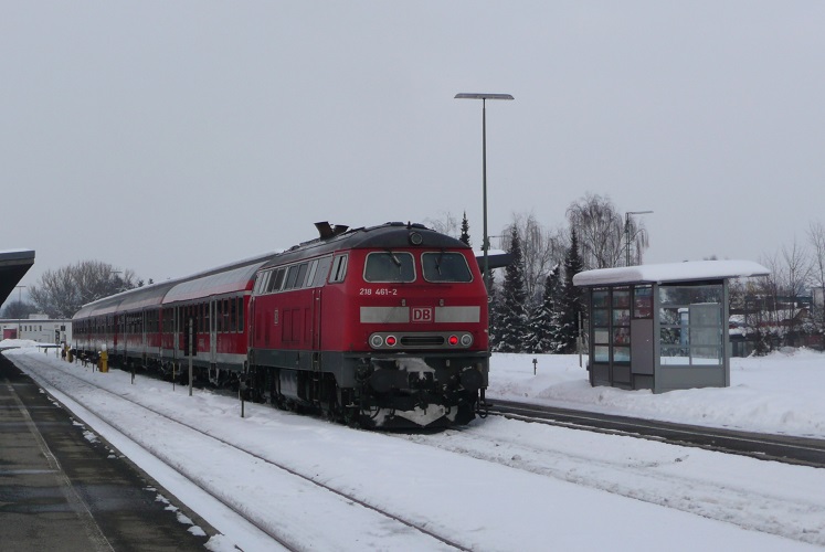 Am 13.02.13 steht 218 461 mit einer
Wendezuggarnitur in Kempten(Allgu)Hbf
und wartet als RB nach Buchloe auf die
Abfahrt.