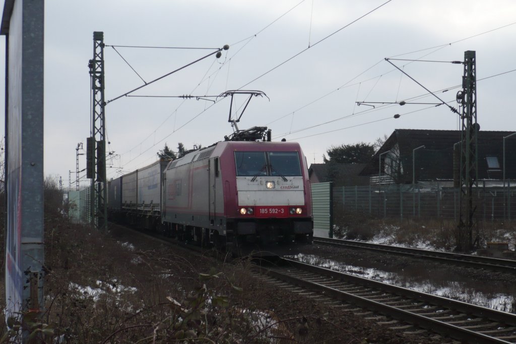 Am 13.02.2010 durchfhrt die 185 592-3 von Crossrail mit ihrem Gterzug Nauheim an der KBS 651 und fhrt in richtung Mainz-Bischofsheim.