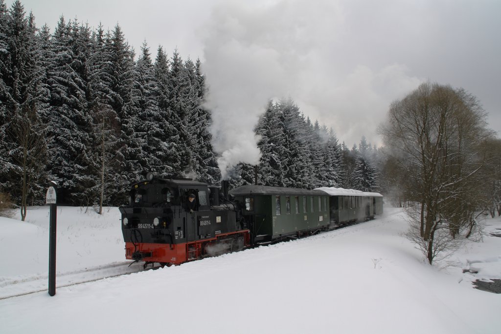 Am 13.02.2010 war 99 4511 kurz vor dem Bahnhof Schlssel unterwegs.