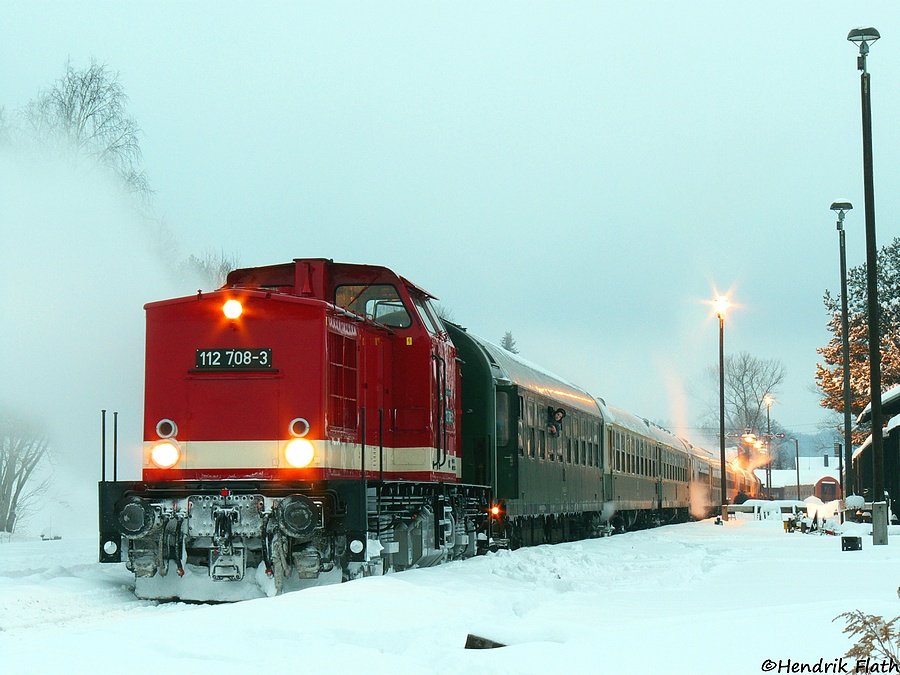 Am 13.02.2010 waren 112 708 der RIS Sachsen und 52 8079 (hier am Zugschluss) mit einem Sonderzug nach Schlettau unterwegs. Aufgenommen am sp�ten Nachmittag in Schlettau.