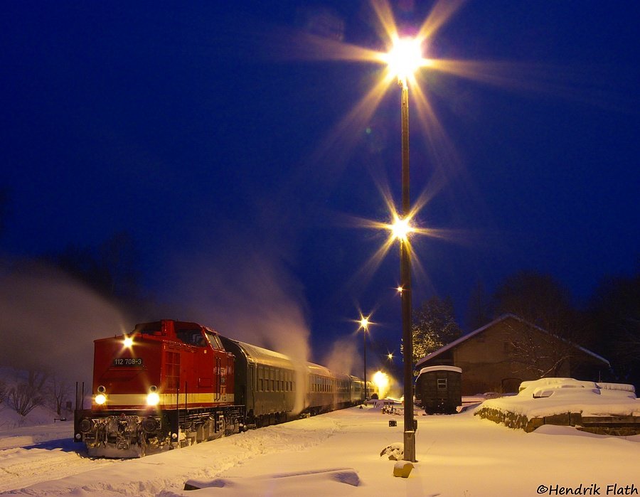 Am 13.02.2010 waren 112 708 der RIS Sachsen und 52 8079 (hier am Zugschluss) mit einem Sonderzug nach Schlettau unterwegs. Aufgenommen am fr�hen Abend in Schlettau. Aufgrund des mehr oder weniger vorhandenen Organisationstalents des Veranstalters fuhr der Zug erst mit mehr als 90min Versp�tung aus Schlettau aus.