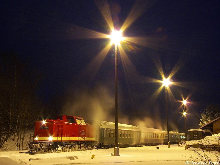 Am 13.02.2010 waren 112 708 der RIS Sachsen und 52 8079 (hier am Zugschluss) mit einem Sonderzug nach Schlettau unterwegs. Aufgenommen am fr�hen Abend in Schlettau. 
Nach dieser Aufnahme brach ich das Fotografieren ab, die Finger der rechten Hand waren nur noch bedingt sp�rbar ;)