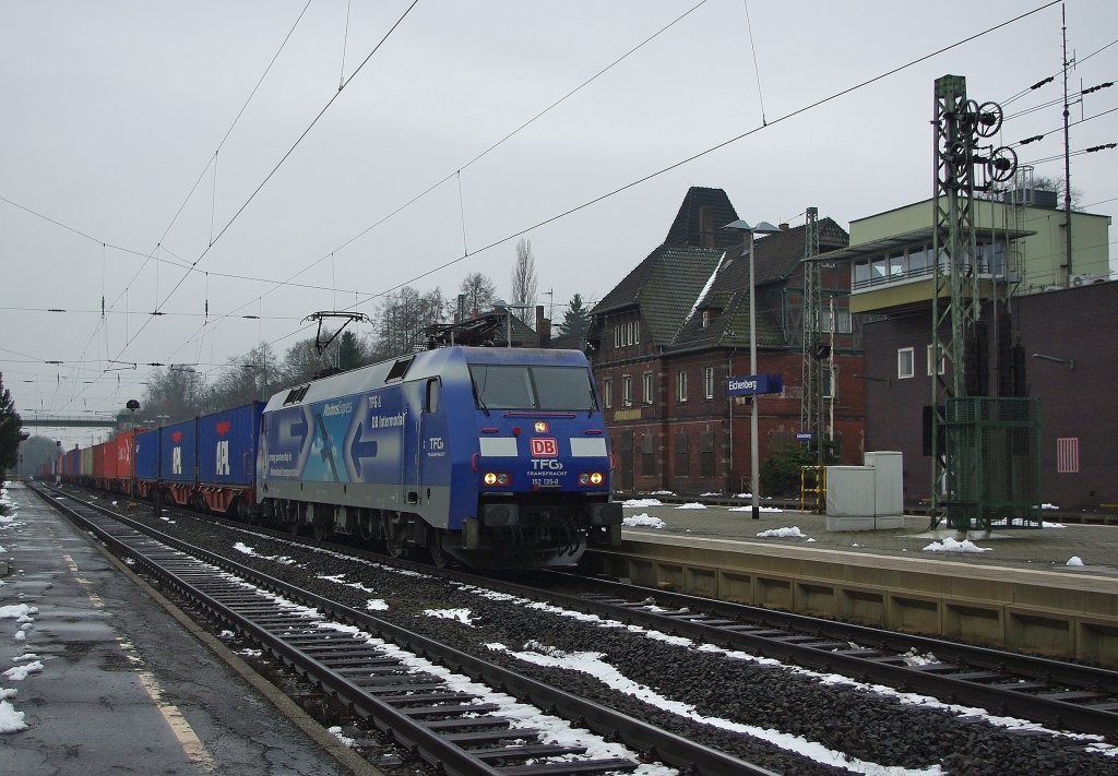 Am 13.02.2011 kam der Albatros 152 135-0 durch's graue und kalte Eichenberg in Richtung Norden mit Containerzug  geflogen .