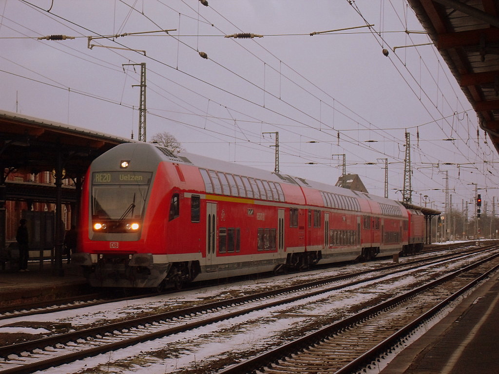 Am 13.02.2012 schob die mit neuen Radstzen versehende 112 132 den RE20 von Stendal nach Uelzen. 
