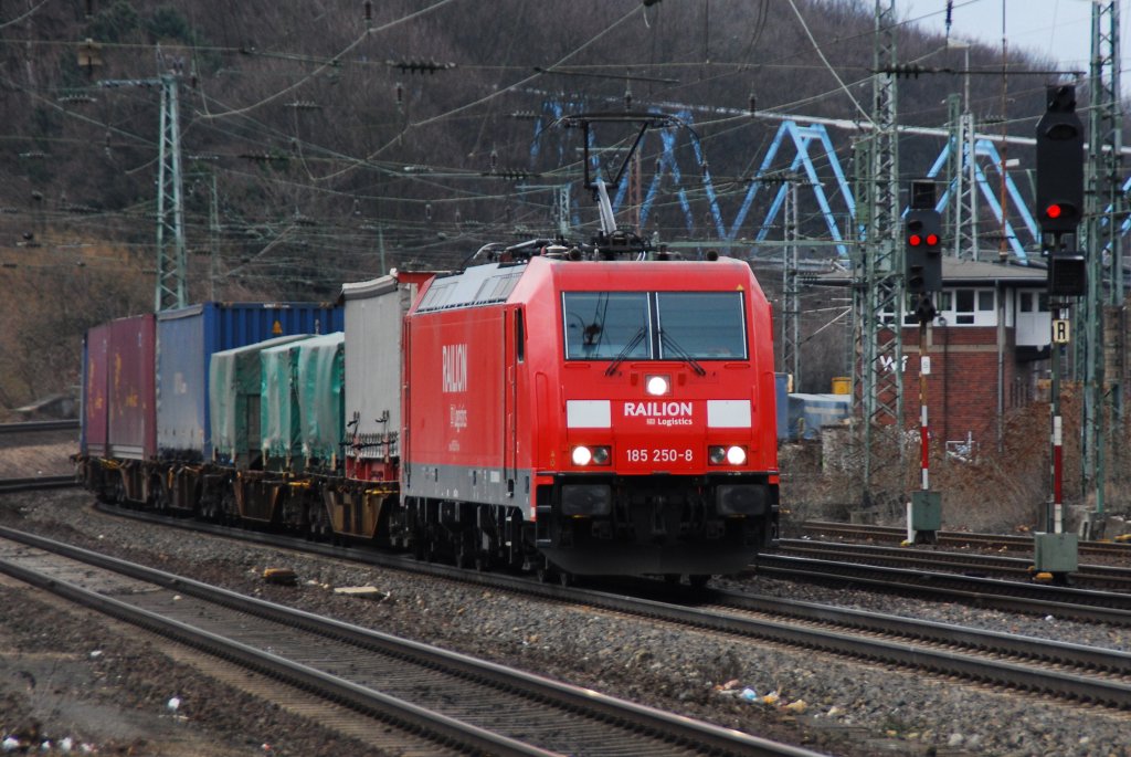 Am 13.03.2010 war konnte ich 185 250-8 in Kln-West mit einem Contaierzug dingfest machen. Sie kam aus Richtung Aachen mit unbekanntem Ziel. Einer der wenigen Gterzge die sich am diesem Samstag zeigten. 