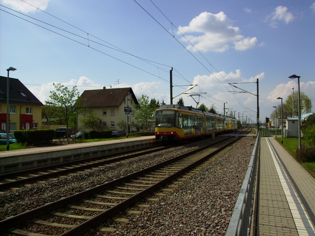 Am 13.04.2012 befinden sich zwei GT8-100D/2S-M als S 85514 gerade bei der Einfahrt in den Bahnhof Bad Rotenfels.