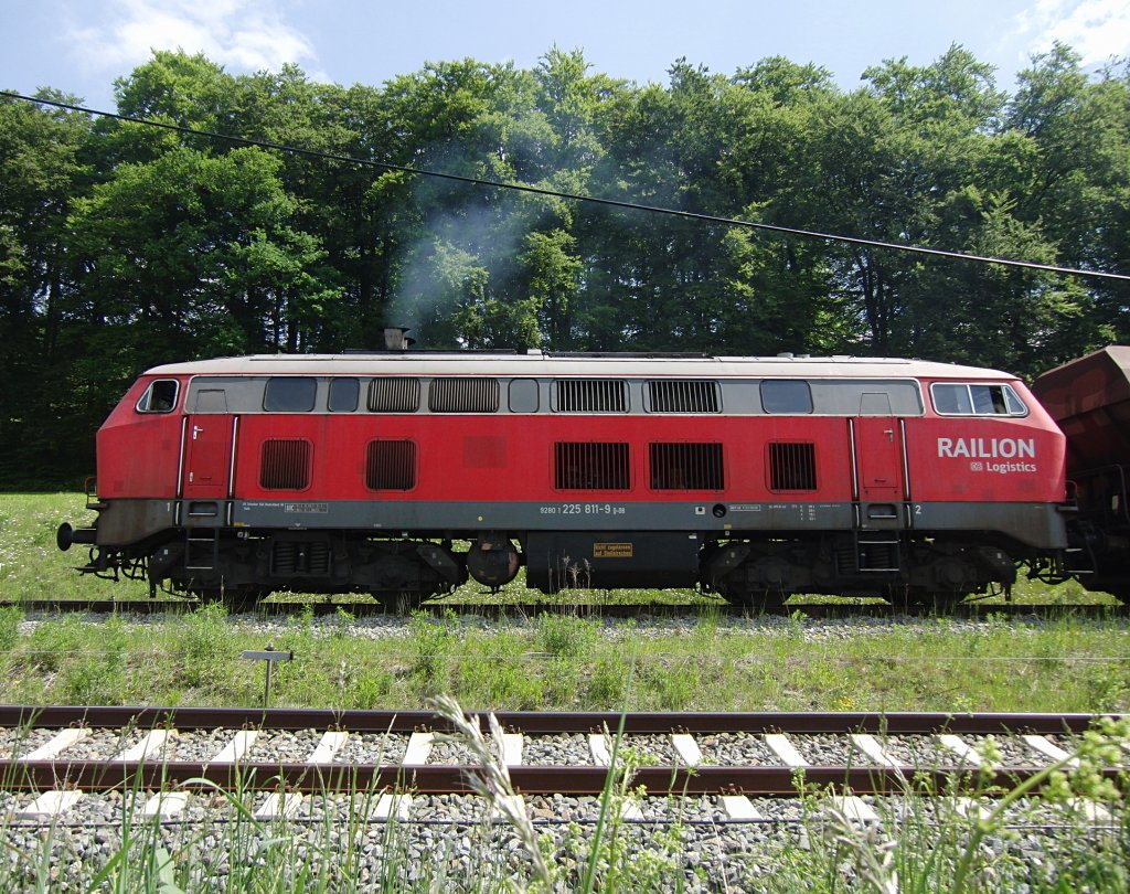Am 13.05.2011 fährt auf dem Ladegleis in Roßberg 225 811-9 an und eine Wagenlänge vor, um einen weiteren Wagen mit Kies befüllen zu lassen. Die 225er muss 21 Mal an- und eine Wagenlänge vorfahren, bis alle Wagen befüllt sind.