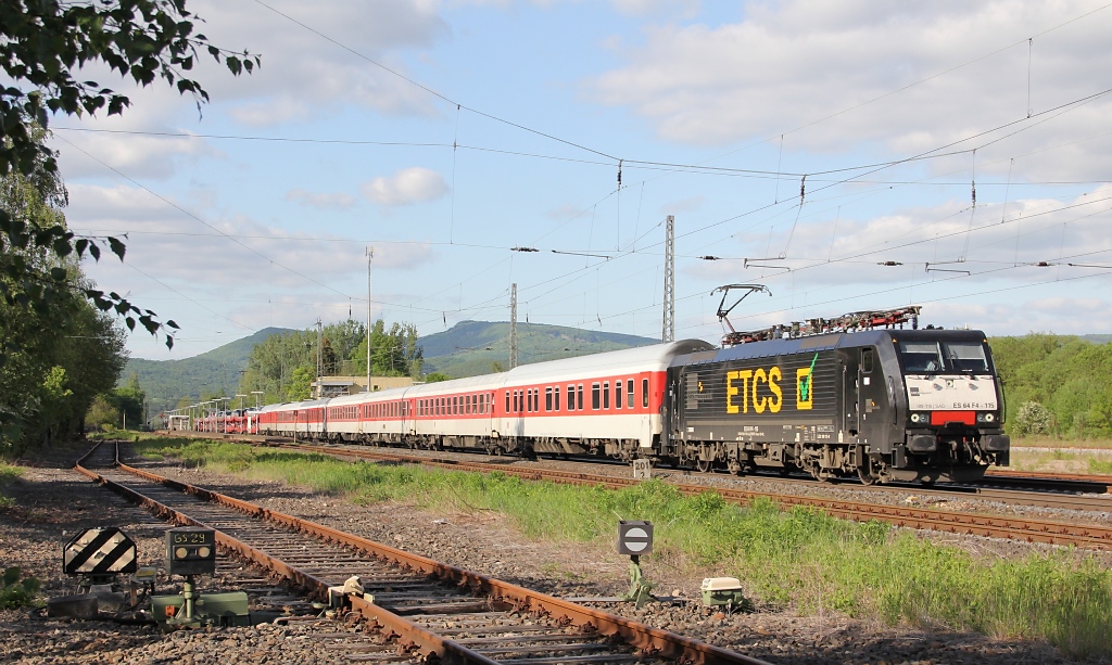 Am 13.05.2012 bespannte die 189 115 (ES 64 F4-115) einen AZ in Richtung Sden. Aufgenommen in Eschwege West.