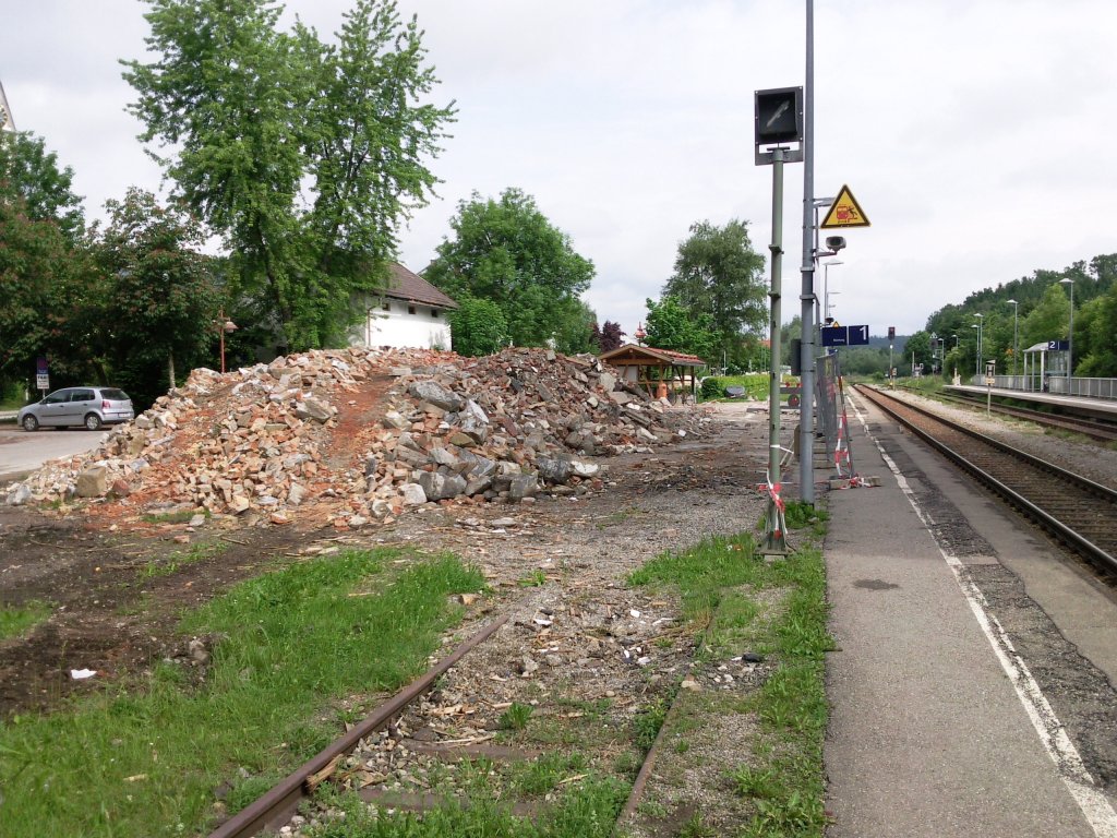 Am 13.06.2010 ist der Bahnhof Blaichach abgriessen.Nur ein haufen Steine sonst ist nichts mehr zu erkennen.Der grsste Teil ist schon abtransportiert worden.