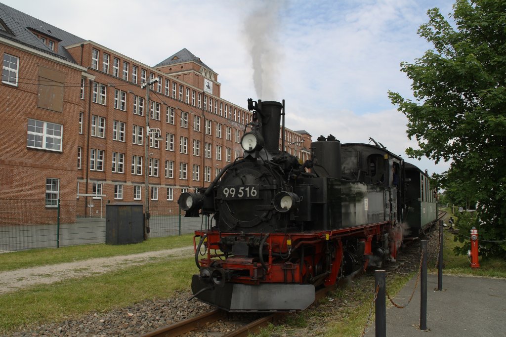 Am 13.06.2010 passiert 99 516 die Sttzengrner Brstenfabrik. 