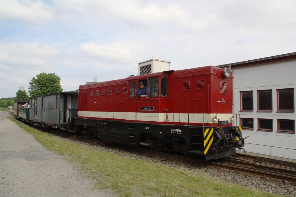 Am 13.06.2010 verlsst L45H-083 den Bahnhof Sttzengrn-Brstenfabrik. 