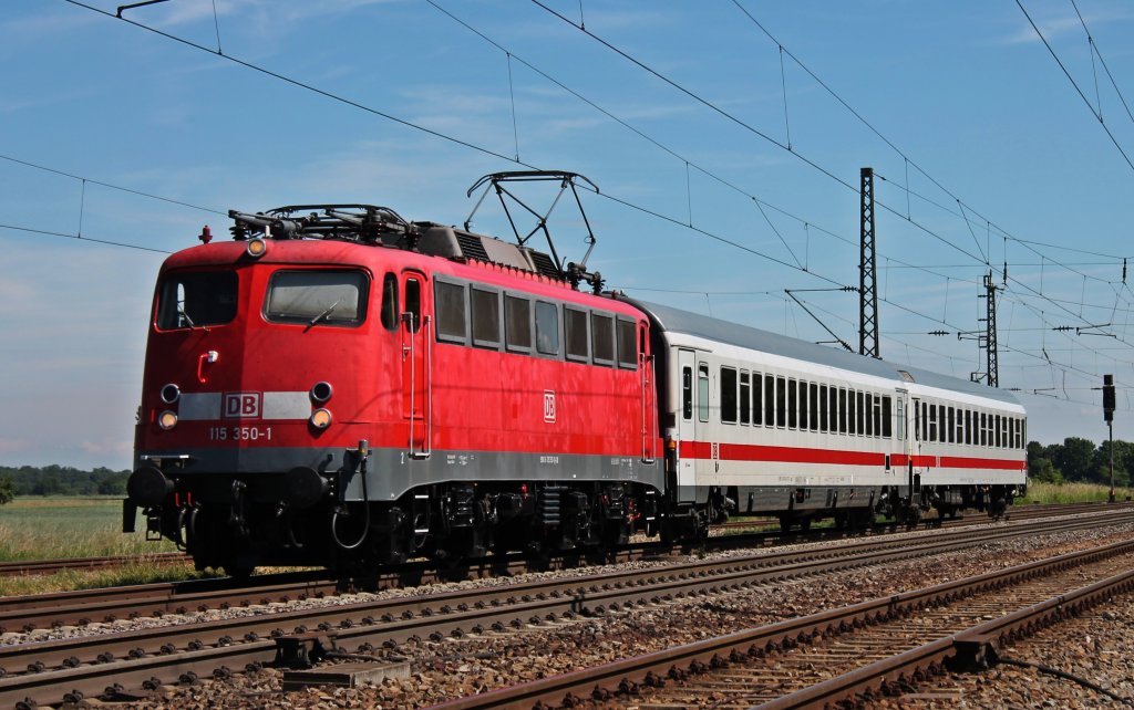 Am 13.06.2013 fuhr die frisch revidierte 115 350-1 (HU 30.05.2013) mit dem wchentlichen Pbz 2459 von Karlsruhe nach Basel. Hier ist die alte Schnheit bei Orschweier. Die 115 350-1 ist nun die dritte 115er von DB Autozug, die dieses Jahr eine neue Hauptuntersuchung IS630 im AW Dessau bekommen hat.