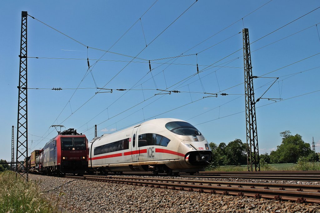 Am 13.06.2013 berholte 403 028-4  Aachen  in Orschweier auf der KBS 703 einen Containerzug mit der Zuglok SBB Cargo Re 482 023-9  Olten  in Richtung Norden.