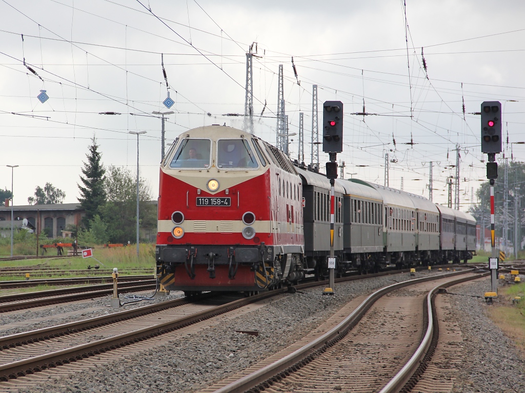 Am 13.08.2011 ging es nach Rostock um die Sonderzge zur Hanse Sail im Foto fest zu halten! 
119 158  kam gegen 11 Uhr mit dem Sonderzug aus Berlin in Rostock an!
 