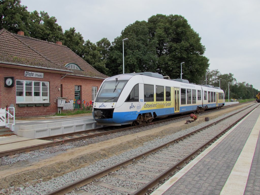 Am 13.08.2011 steht Vt 703 der OLA Schwerin abfahrbereit nach Rehna im Bahnhof von Plate 