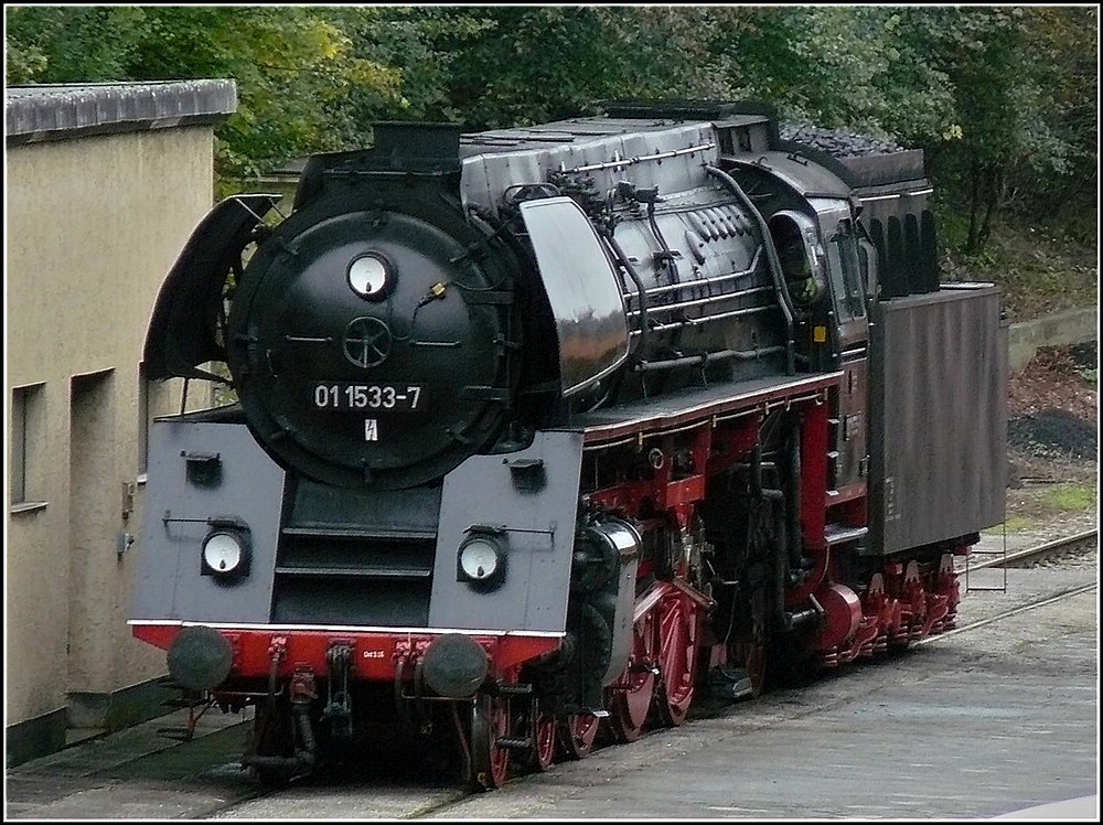 Am 13.09.2010 war die Dampflok 01 1533-7 im Bahnhof von Passau abgestellt. (Hans)