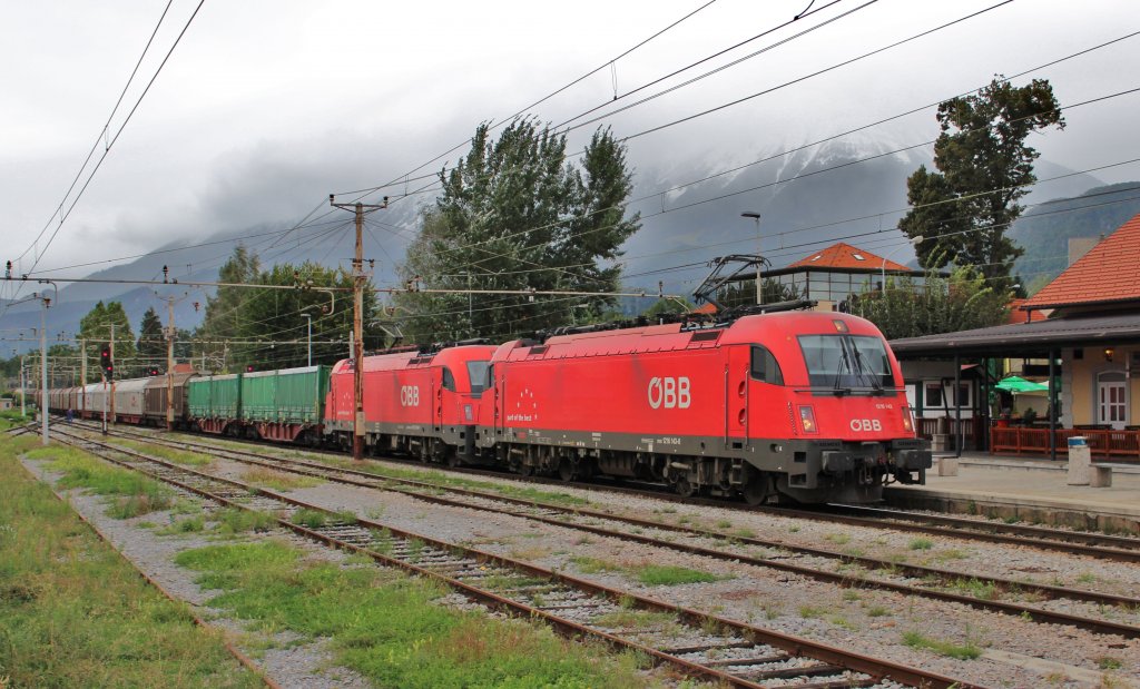 Am 13.09.2012 war eine Doppeltraktion BB 1216 mit einem Gterzug auf dem Weg von Villach nach Ljubljana. Hier bei der Durchfahrt in Lesce-Bled.