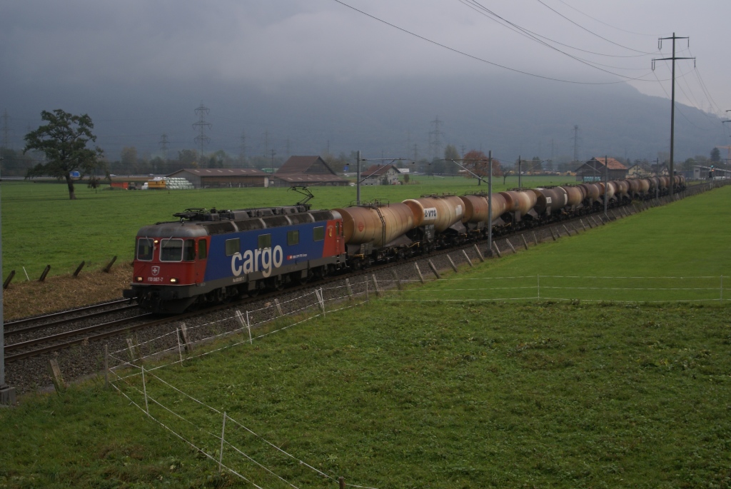 Am 13.10.10 prsentierte sich mir der Herbst von seiner hsslichen Seite, nmlich ziemlich neblig. Aber der Nebel hat auch Vorteile, man kann nmlich Zge aus beiden Richtungen ablichten, wie hier die Re 620 087-7, die sonst aus starkem Gegenlicht aufgetaucht wre.