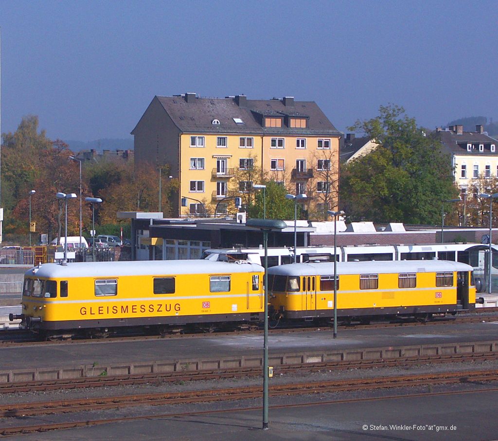 Am 13.10.2010 konnte das 725/726er Messzuggespann in Hof Hbf beobachtet werden. Stand weit im Vorfeld und Personal sprang rum. Pltzlich knatterte er hinterrcks in den Bf und fuhr offenbar zum Tanken. Von der Luftbrcke entstand das Foto.