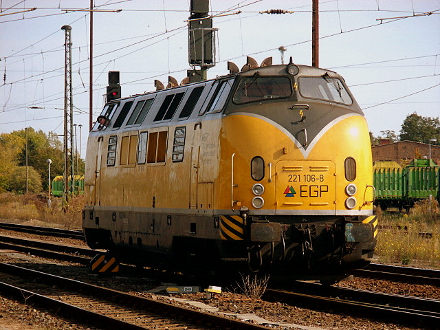 Am 13.10.2012 rangierte 221 106 der EGP in Stendal um ihren Zug den sie von Salzwedel nach Wittenberge �berf�hren soll.