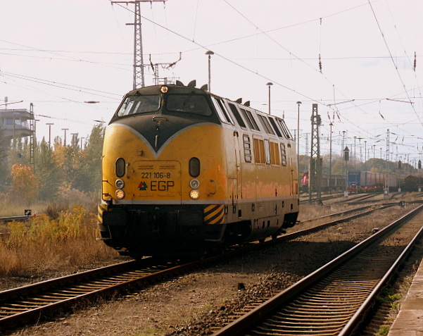 Am 13.10.2012 rangierte 221 106 der EGP in Stendal um ihren Zug den sie von Salzwedel nach Wittenberge �berf�hren soll.