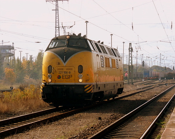 Am 13.10.2012 rangierte 221 106 der EGP in Stendal um ihren Zug den sie von Salzwedel nach Wittenberge berfhren soll.