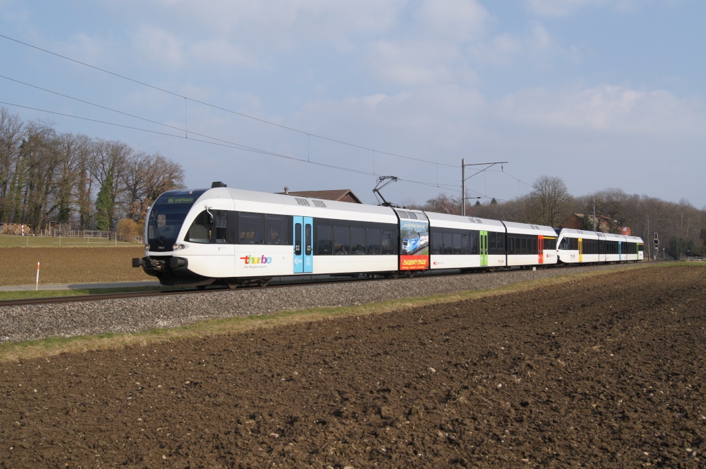 Am 1.3.11 fhrt der RABe 526 770-3 gemeinsam mit dem RABe 526 761-2 von Marthalen Richtung Dachsen.