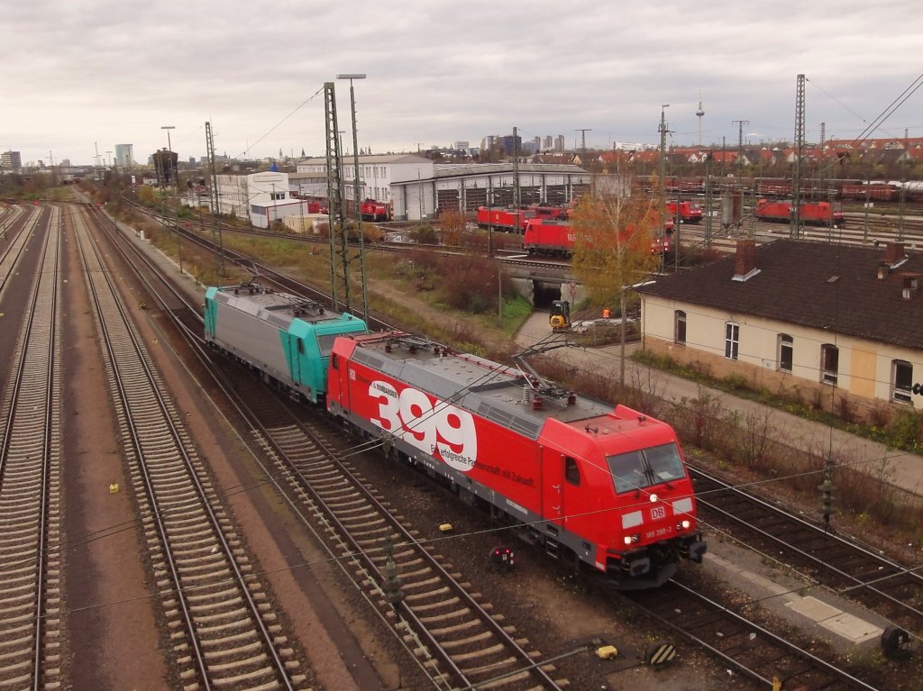 Am 13.11.2010 durchfahren 185 399 und die von ATC geleaste 185 615 den Mannheimer Rbf. Im Hintergrund das Betriebswerk.