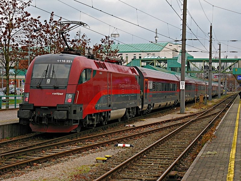 Am 13.12.09 kam der Railjet erstmals nach Bregenz als RJ 560. Als Zuglok fungierte die 1116 221 und der Steuerwagen mit der Nummer 80-90 701