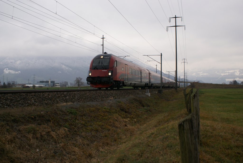 Am 13.12.09 war es so weit: Der erste railjet aus Wien erreichte die Schweiz. Ich erwischte den Premierenzug RJ 160 bei leider total miesem Wetter in Bilten.