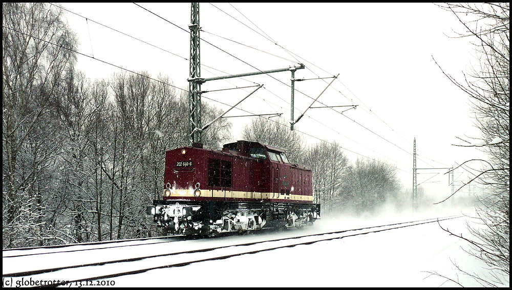 Am 13.12.2010  202 646 bei Niederwiesa durch den Winter in Richtung Chemnitz. Wahrscheinlich bernimmt sie morgen den Schneepflugeinsatz ins Westerzgebirge.