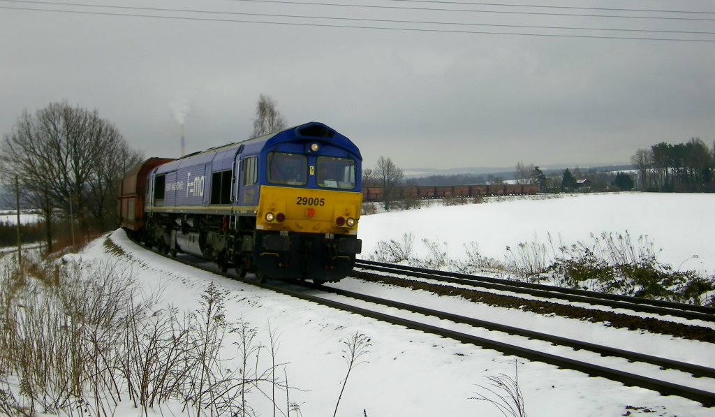 am 1.3.13 zog die 29005 ihren leeren Kohlezug aus dem Heizkraftwerk Chemnitz Richtung Tagebau Profen, hier noch mit schner weien Landschaft in der Kurve kurz vor Wittgensdorf