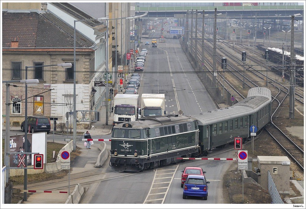 Am 13.3.2010 gab es wieder einen Dampfsonderzug von Wien nach Mrzzuschlag.  R16137  startete in Wien/Franz-Josefs-Bahnhof mit 2143.040 und drei grnen Schlieren-Wagen; wogegen BR 109.13 per Lokzug aus dem Eisenbahnmuseum Strasshof nach Wien/ZvBf kam und erst von dort an die Fhrung des Zuges bernahm. 2143.040 wurde ab dem ZvBf als Nachschiebelok eingesetzt. Das Bild zeigt den Zug bei der Querung des Handelskai bei Wien/Donaukaibhf.