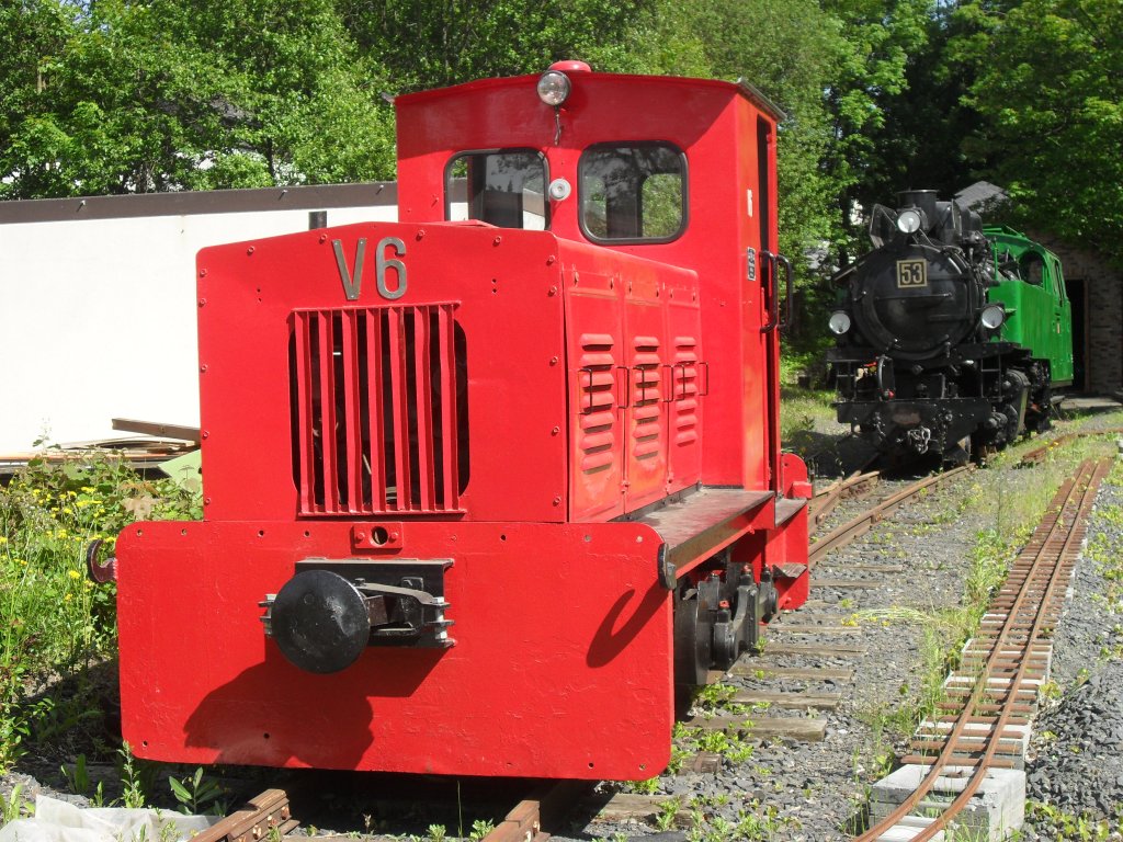 Am 13.6.10 enstand dieses schne Foto im Brltalbahn-Museum in Asbach im Westerwald.Im Vordergrund ist die V6 und im Hintergrund die formschne Lok 53 der Brltalbahn zu sehen.Beide Fahrzeuge besitzen die sehr ungewhnliche Spurweite 785mm.