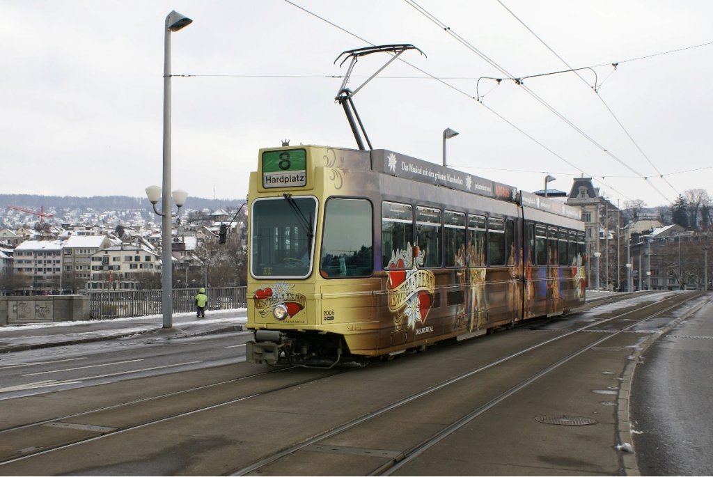 Am 13.6.10 wird das Musical „Ewigi Liebi“ zum letzten Mal aufgefhrt. Das bedeutet dann sicherlich auch das Ende fr das Werbetram Be 4/6 2005. Am 7.3.10 traf ich dieses am Brkliplatz.