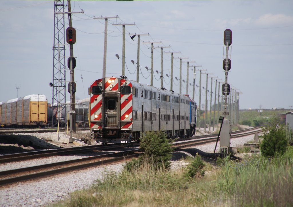 Am 13.6.2012: Metra Zug fhrt stadteinwrts zwischen den Stationen  Bensenville/IL  und  Mannheim  Richtung Chicago.