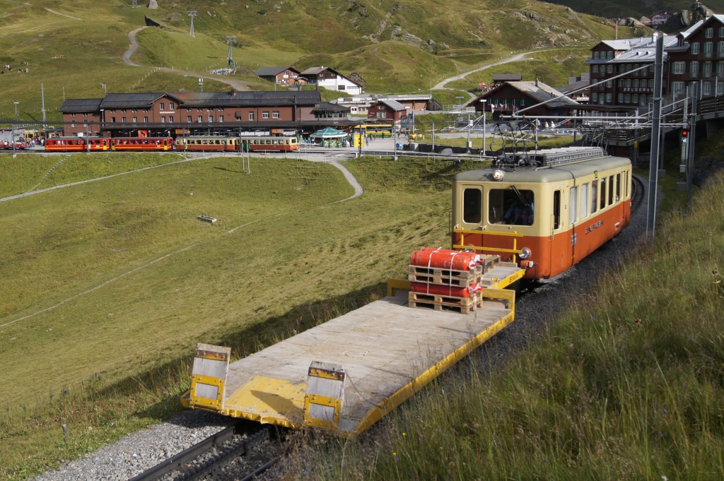 Am 13.8.11 stsst der BDhe 2/4 203 eine Vorstellwagen von der Kleinen Scheidegg bergwrts.