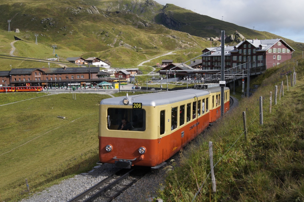 Am 13.8.11 verlsst ein Zug der JB, bestehend aus dem Bt 30 und dem BDhe 2/4 206, die Kleine Scheidegg Richtung Jungfraujoch.