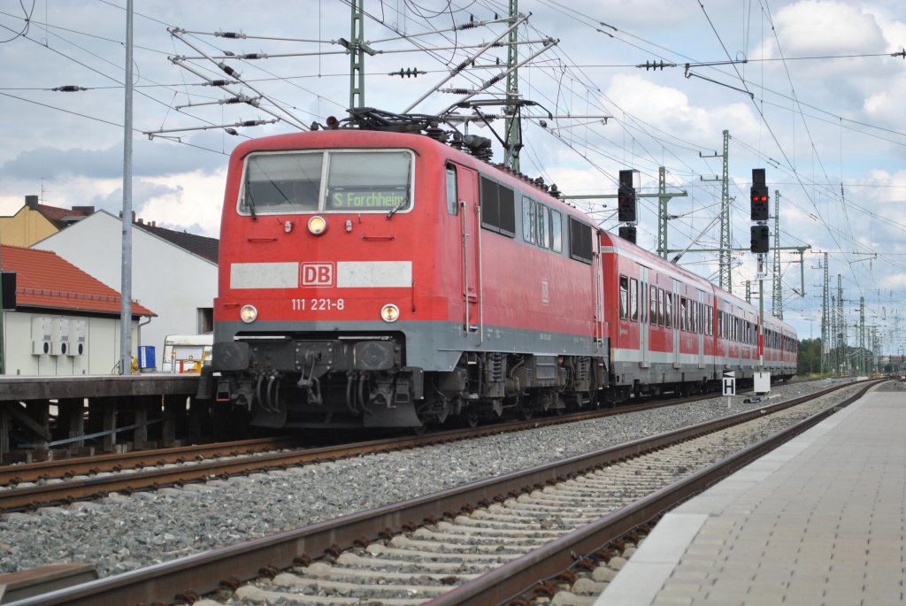 Am 13.8.2011 zieht 111 221-8 eine S-Bahn nach Forchheim in den Hbf von Frth.