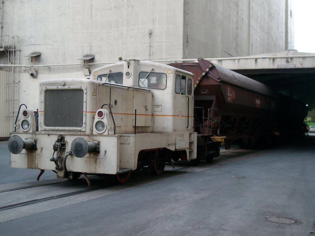 Am 13.9.2010 stand die V22 der Heyl Mhle mit Getreidewagen an der Verladerampe.