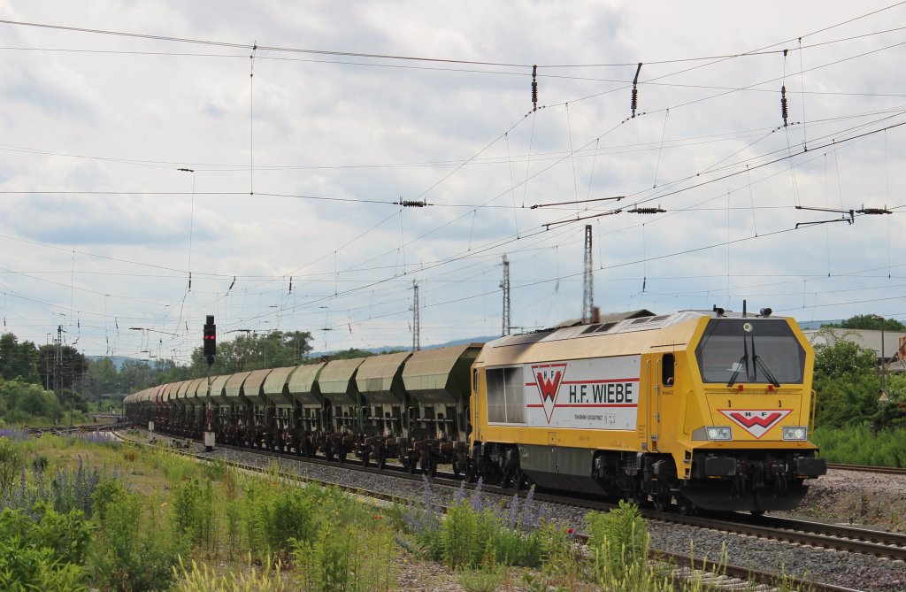 Am 13.Juni 2013 durchfuhr Wiebe 264 011 mit Schotterwagen den Elzer Bahnhof in Richtung Norden.